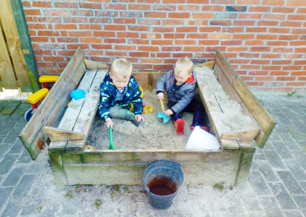 Peuters zandbak spelen buiten gastouder Nuis Westerkwartier