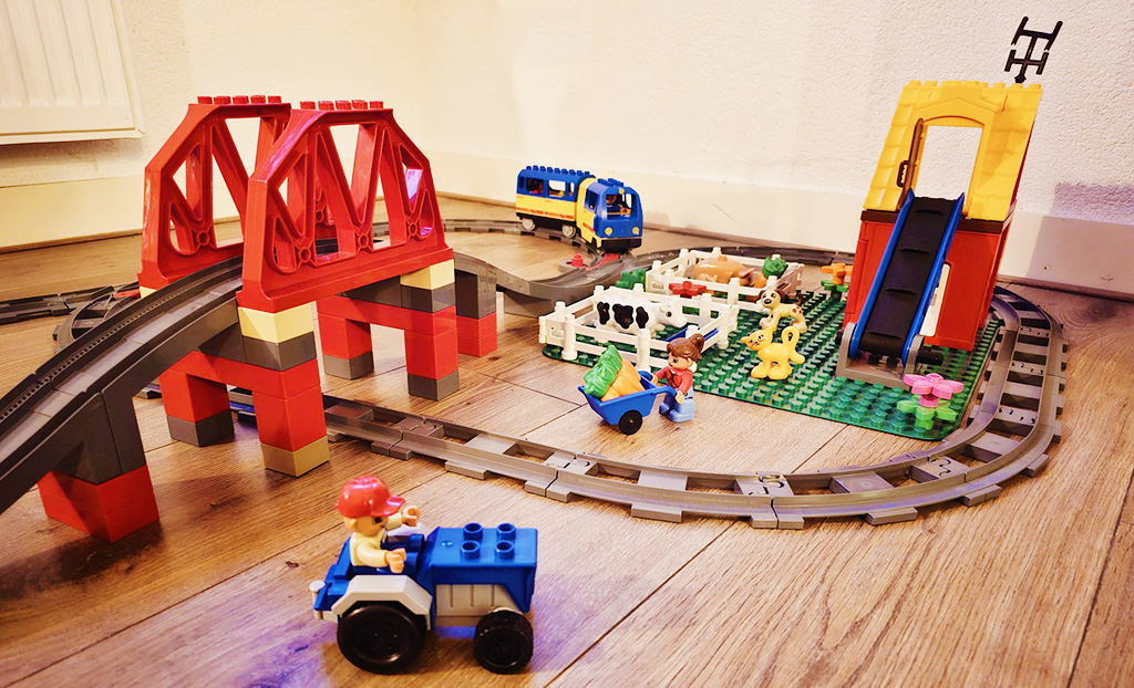 Kinderen opvang WAUW! Westerkwartier spelen lego trein