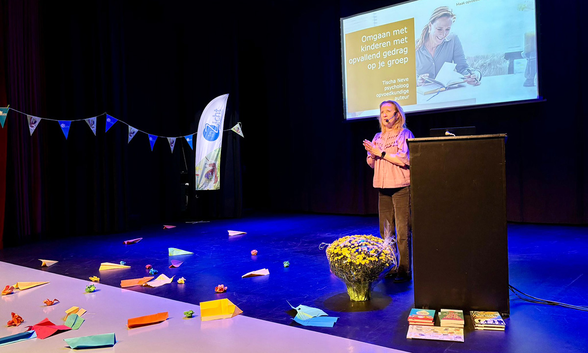 T. Neve lezing een kind heeft het lastig. Neve in spotlight op podium