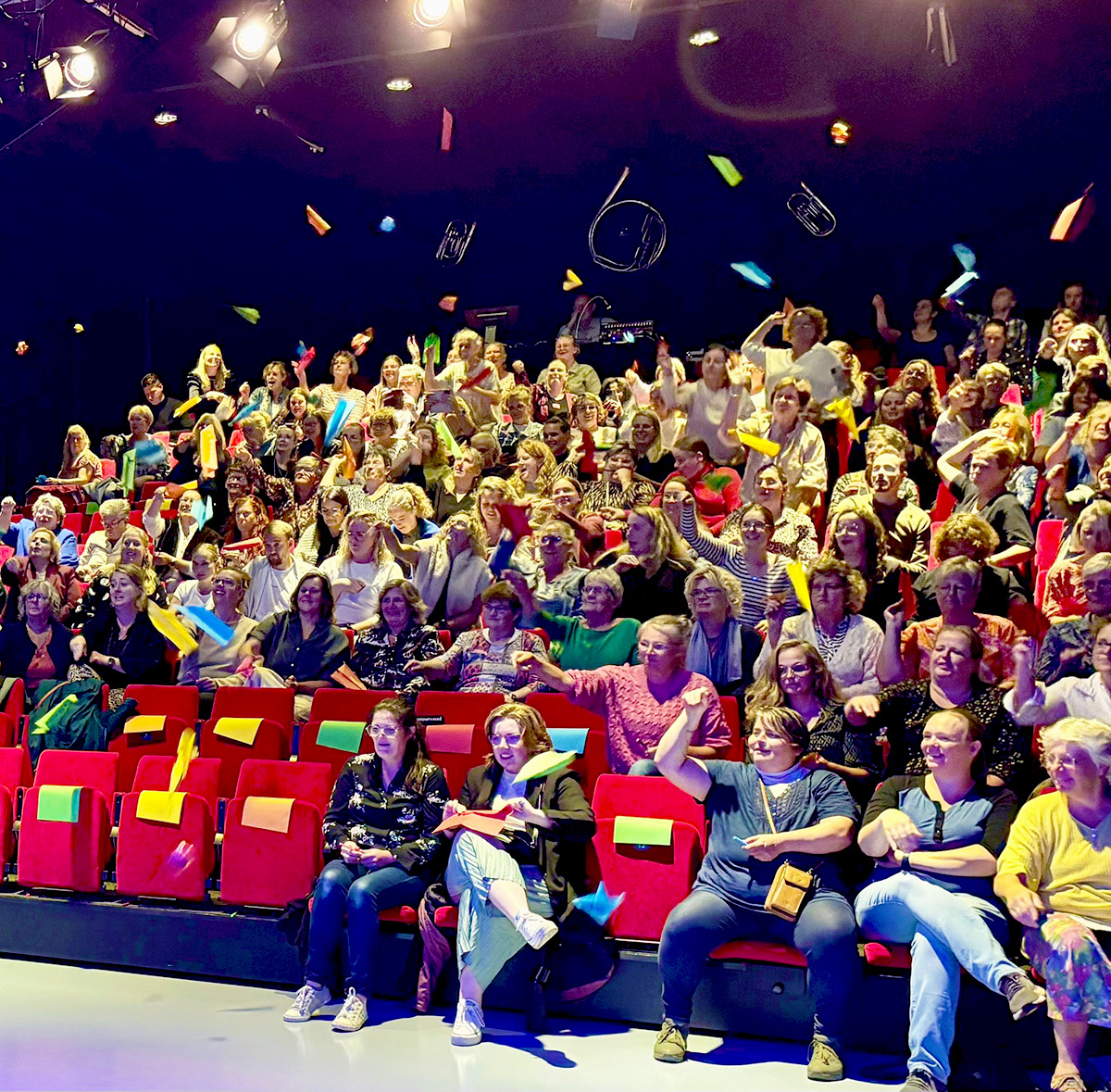 Vliegtuigjes gooien bij de lezing. 