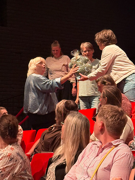 Klavertje vier geluk kussen wordt uitgedeeld