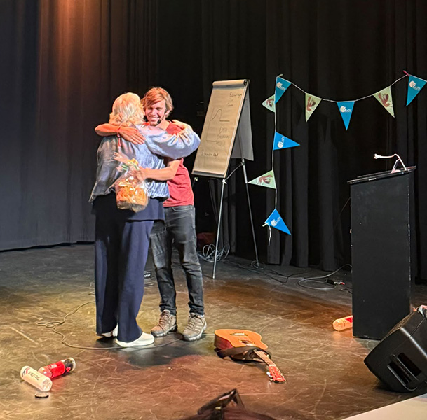 Knuffel met Grietje Bouma na lezing Merijn Ruis
