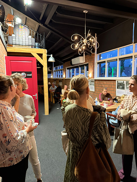 koffie vooraf de lezing van Merijn Ruis