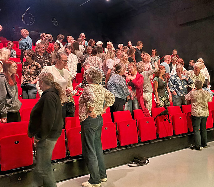 Gastouders maken een praatje tijdens lezing Merijn Ruis